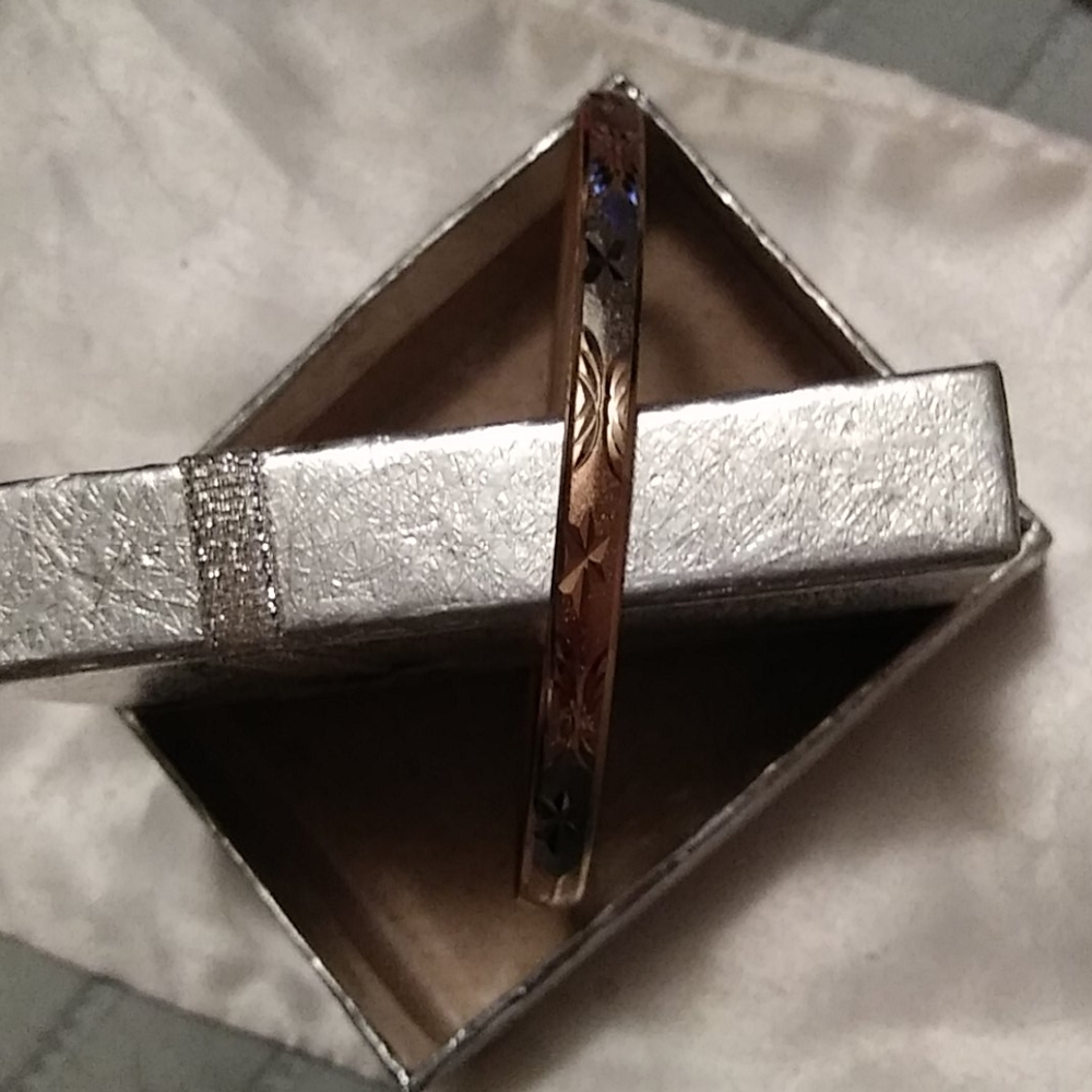 Gold bangle bracelet - Picture 4 of 4